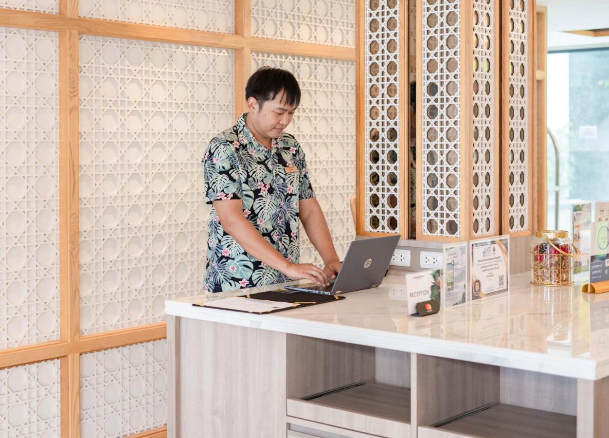 普吉岛芭东海滩天空景观度假村-Sha高级认证 Patong 外观 照片 A student working at the library