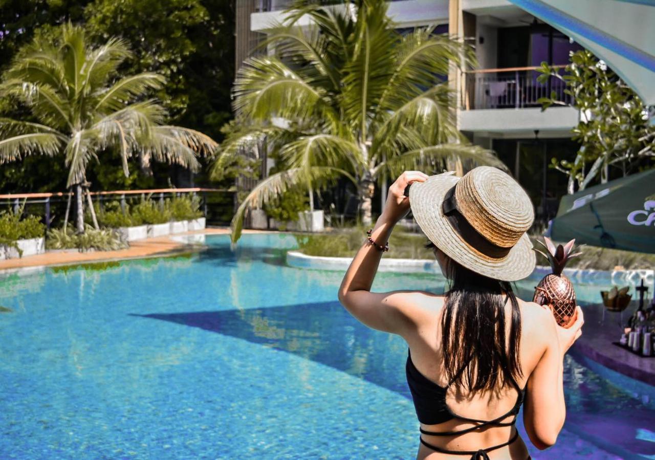 普吉岛芭东海滩天空景观度假村-Sha高级认证 Patong 外观 照片 A woman at a pool