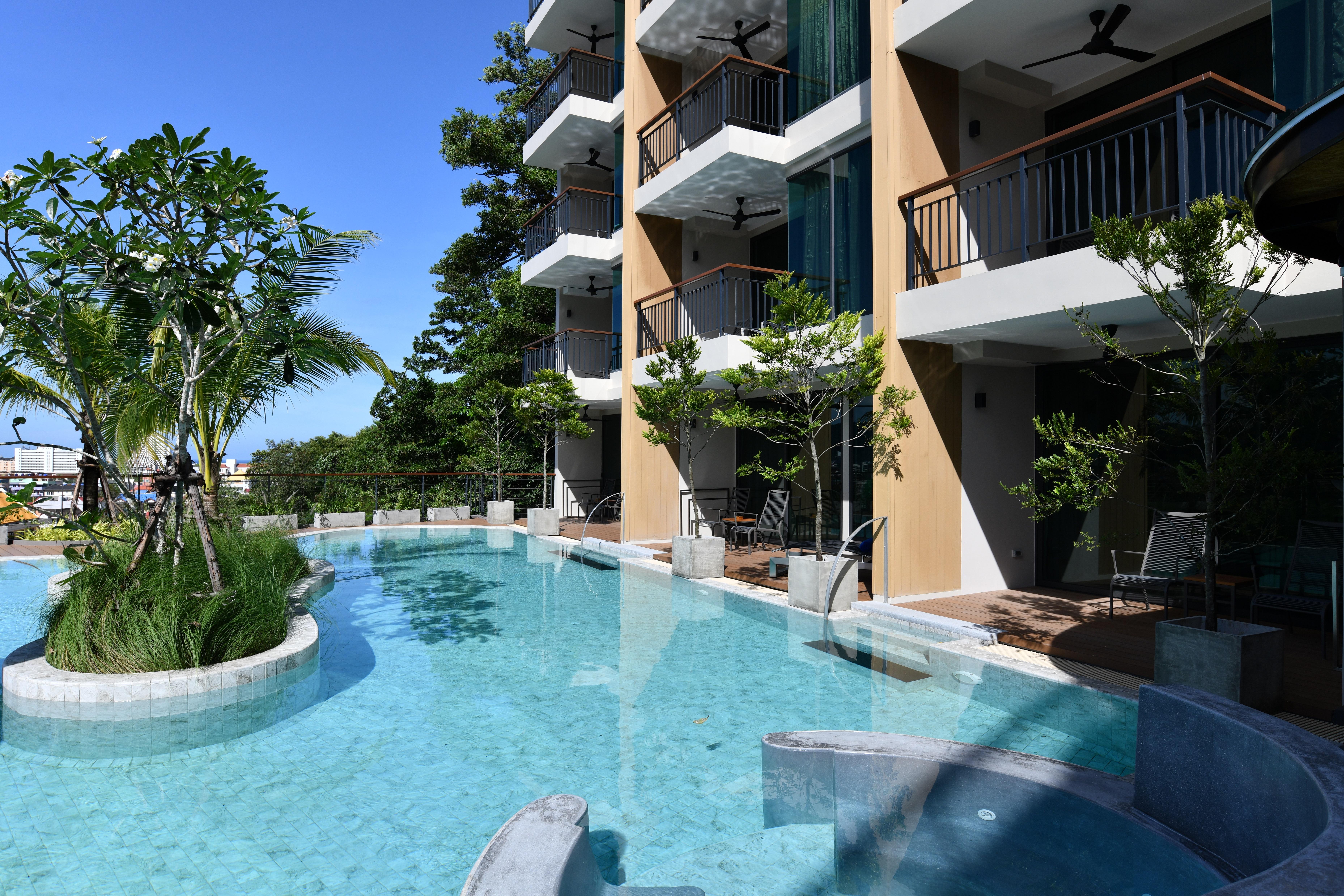 普吉岛芭东海滩天空景观度假村-Sha高级认证 Patong 外观 照片 The swimming pool at the hotel