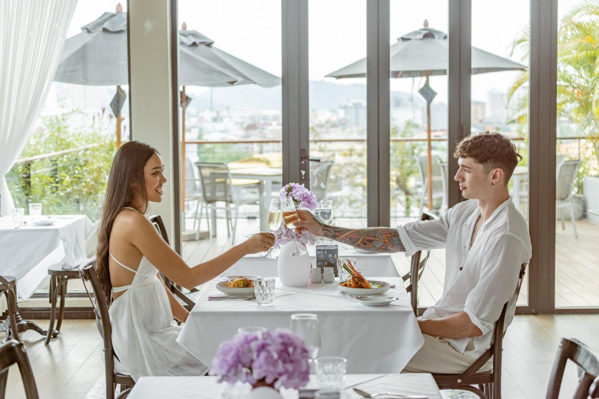 普吉岛芭东海滩天空景观度假村-Sha高级认证 Patong 外观 照片 A couple dining together