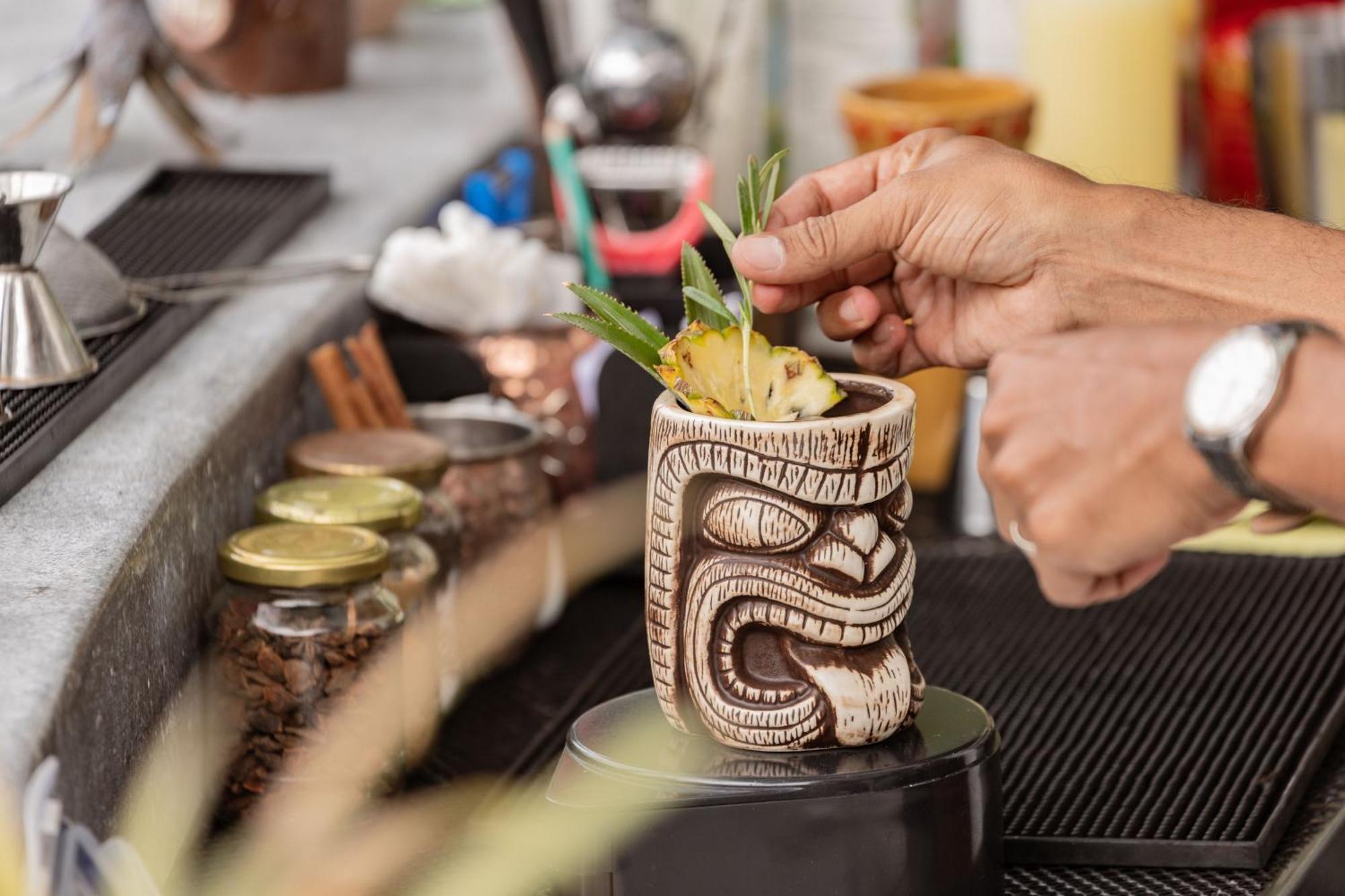 普吉岛芭东海滩天空景观度假村-Sha高级认证 Patong 外观 照片 A tiki drink being garnished