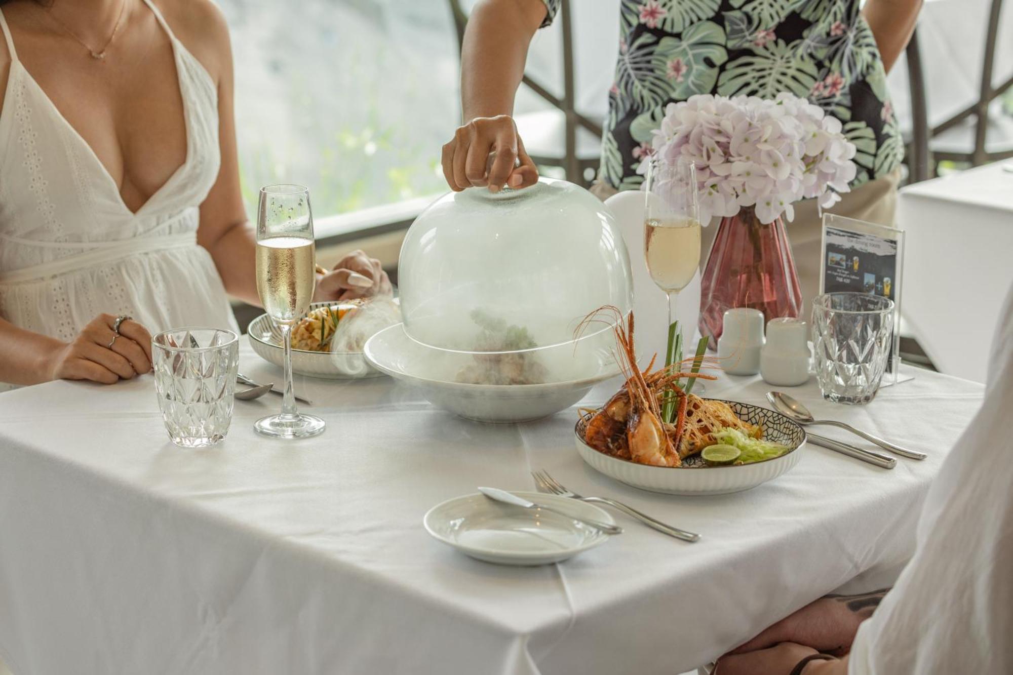 普吉岛芭东海滩天空景观度假村-Sha高级认证 Patong 外观 照片 A restaurant in the Maldives