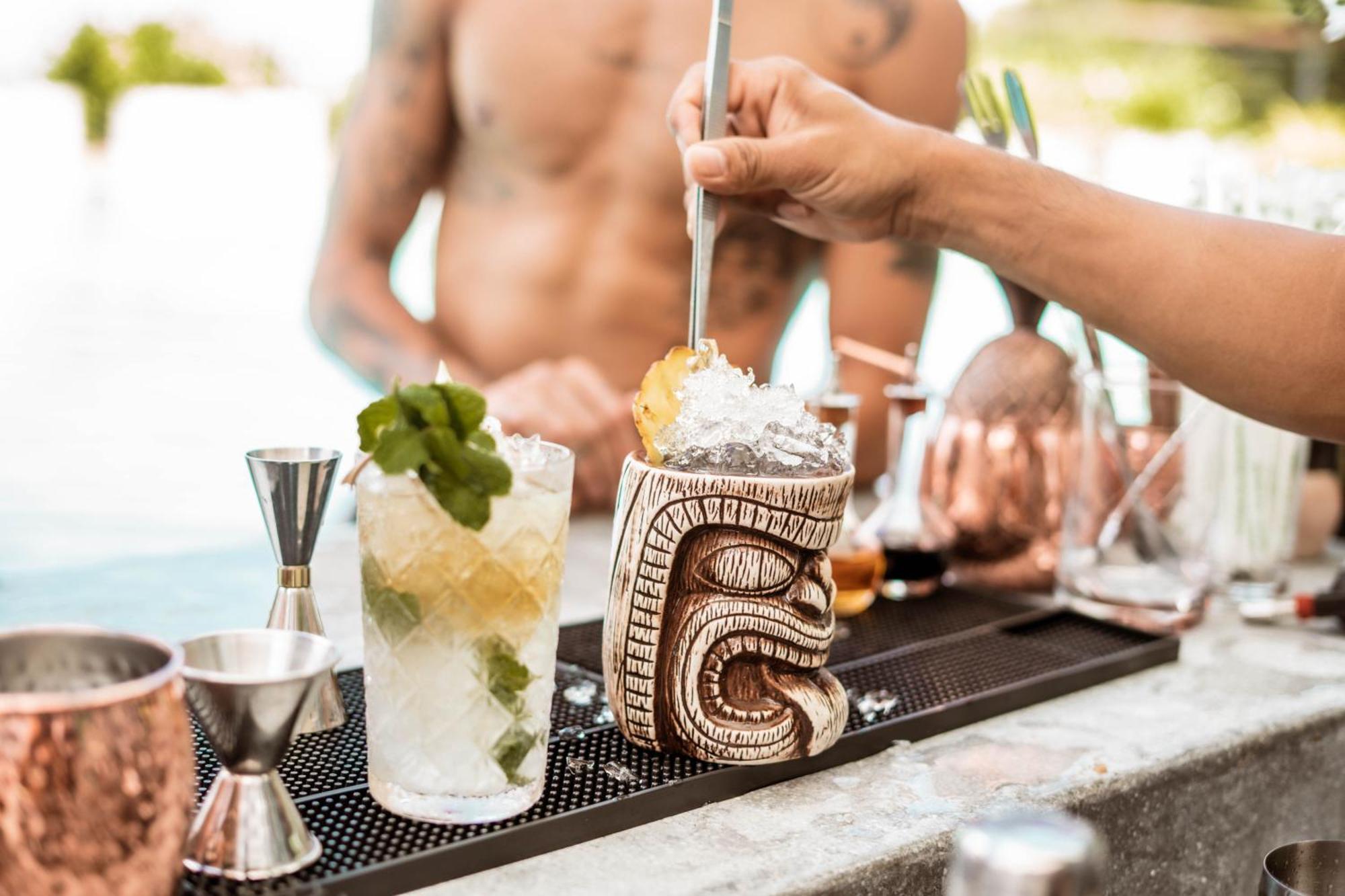 普吉岛芭东海滩天空景观度假村-Sha高级认证 Patong 外观 照片 A tiki drink being stirred