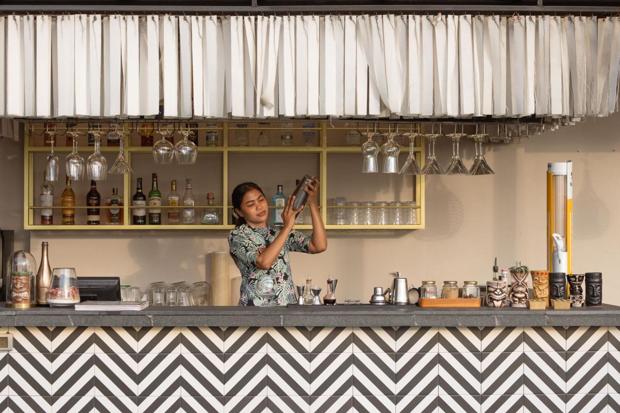 普吉岛芭东海滩天空景观度假村-Sha高级认证 Patong 外观 照片 A bartender at work