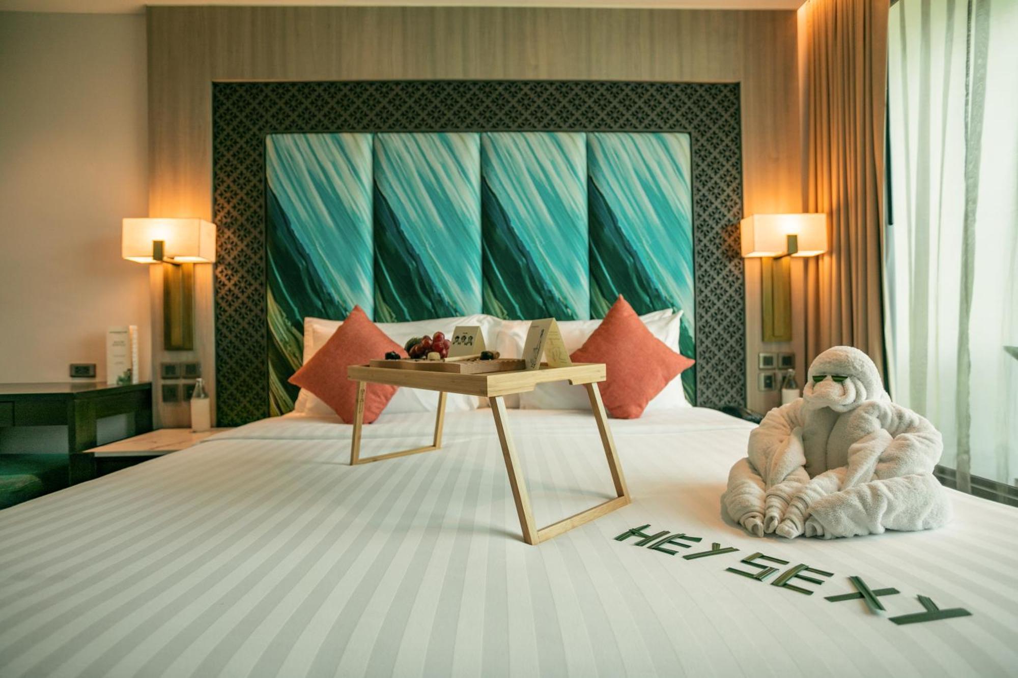 普吉岛芭东海滩天空景观度假村-Sha高级认证 Patong 外观 照片 A bedroom at the hotel