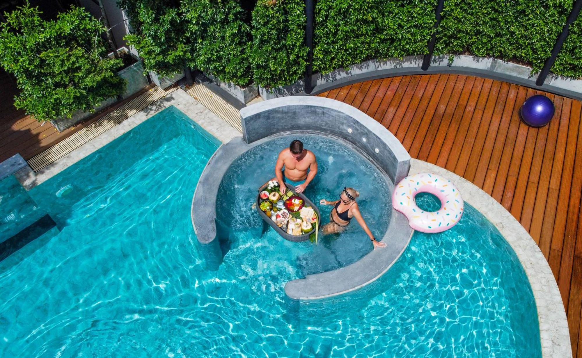 普吉岛芭东海滩天空景观度假村-Sha高级认证 Patong 外观 照片 A floating pool table