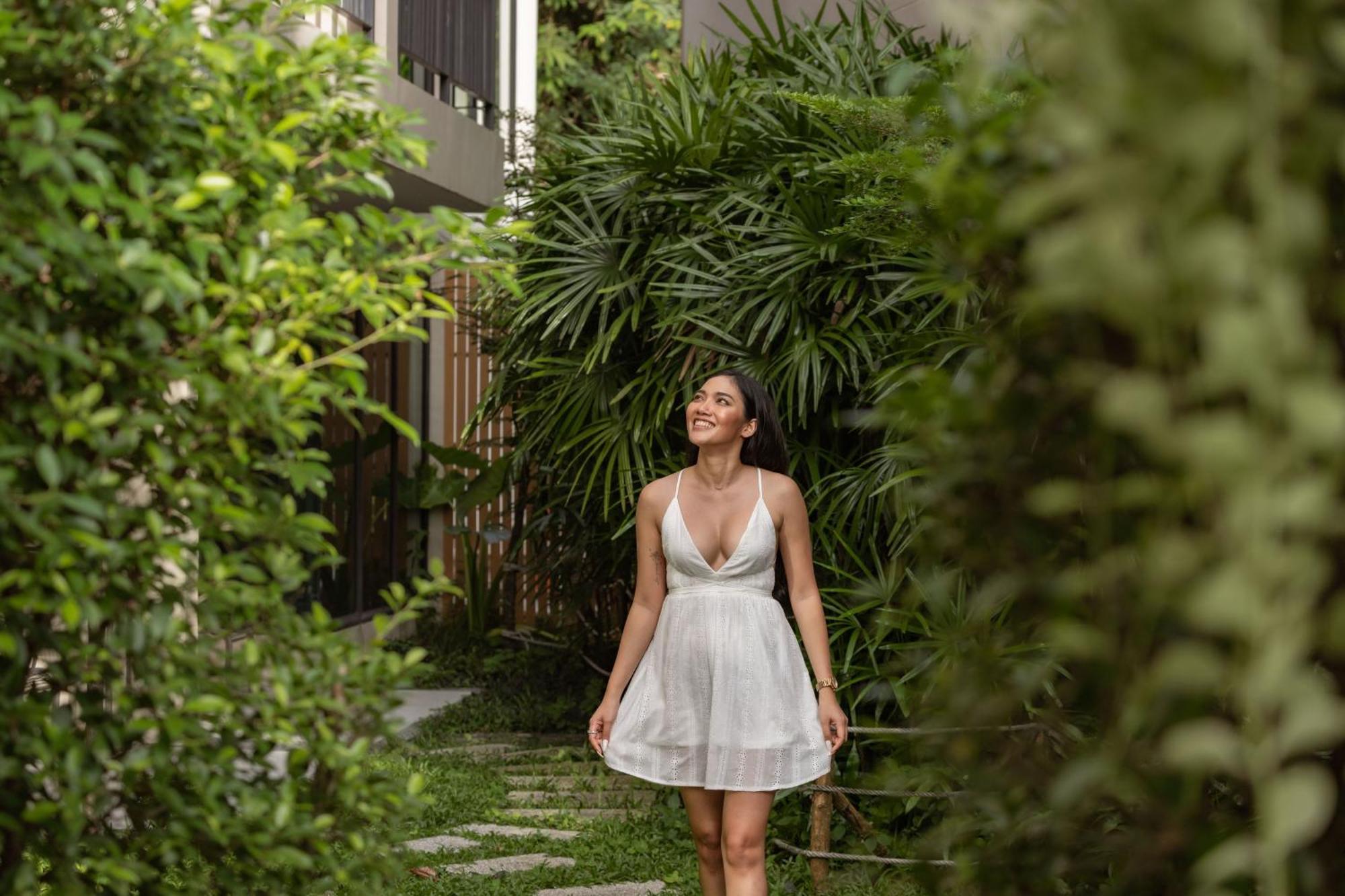 普吉岛芭东海滩天空景观度假村-Sha高级认证 Patong 外观 照片 A woman wearing a white dress